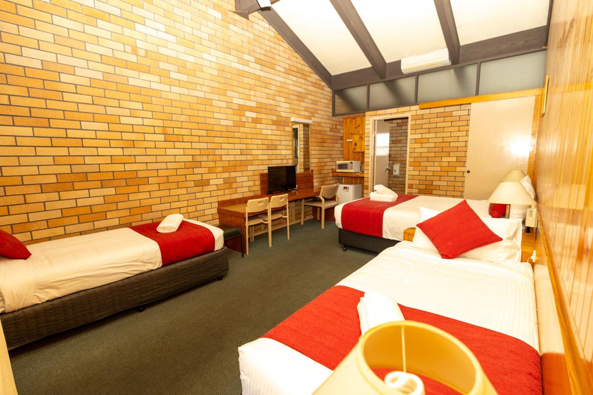 All Travellers Motor Inn Coonabarabran Kültér fotó