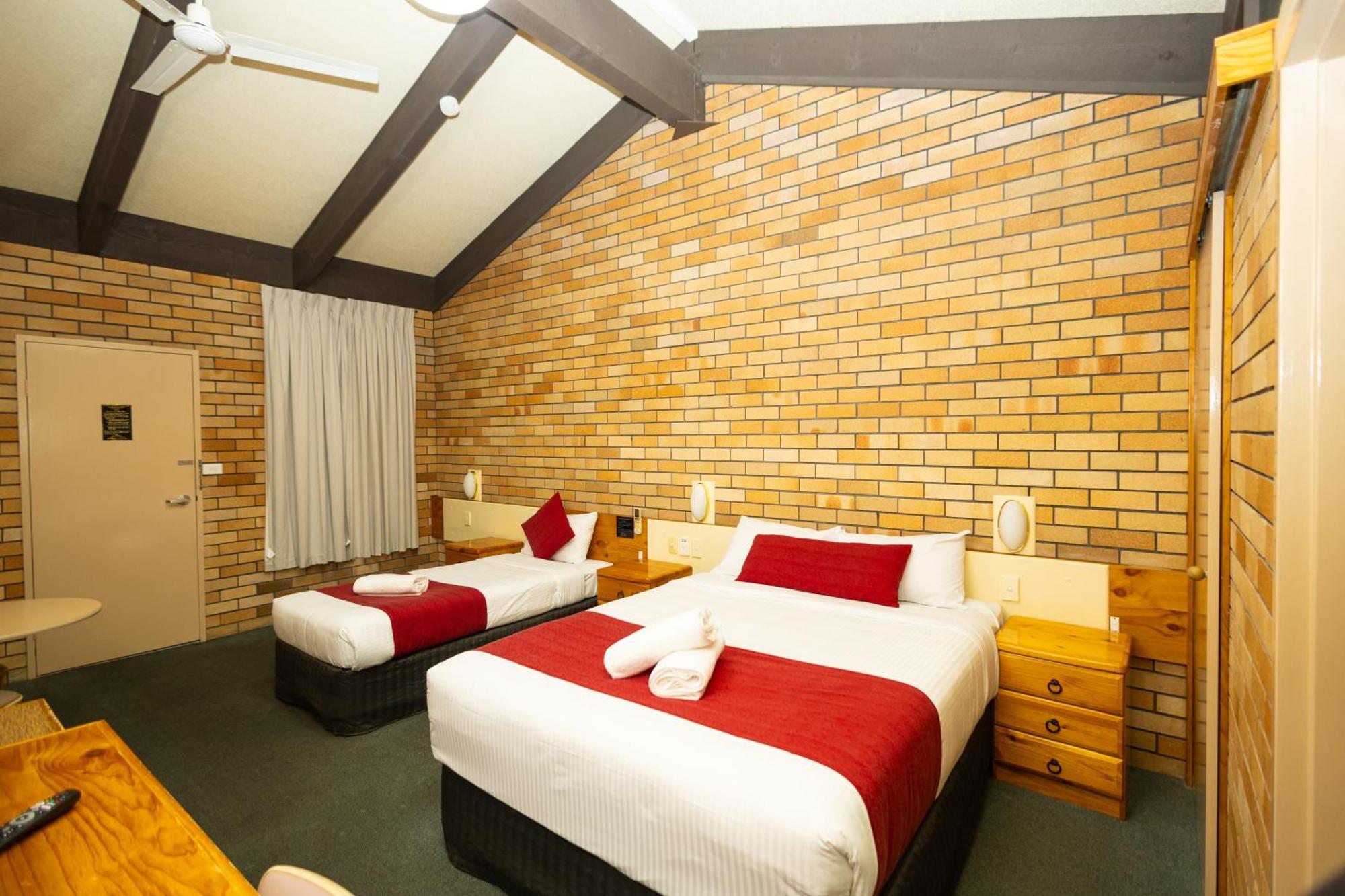 All Travellers Motor Inn Coonabarabran Kültér fotó