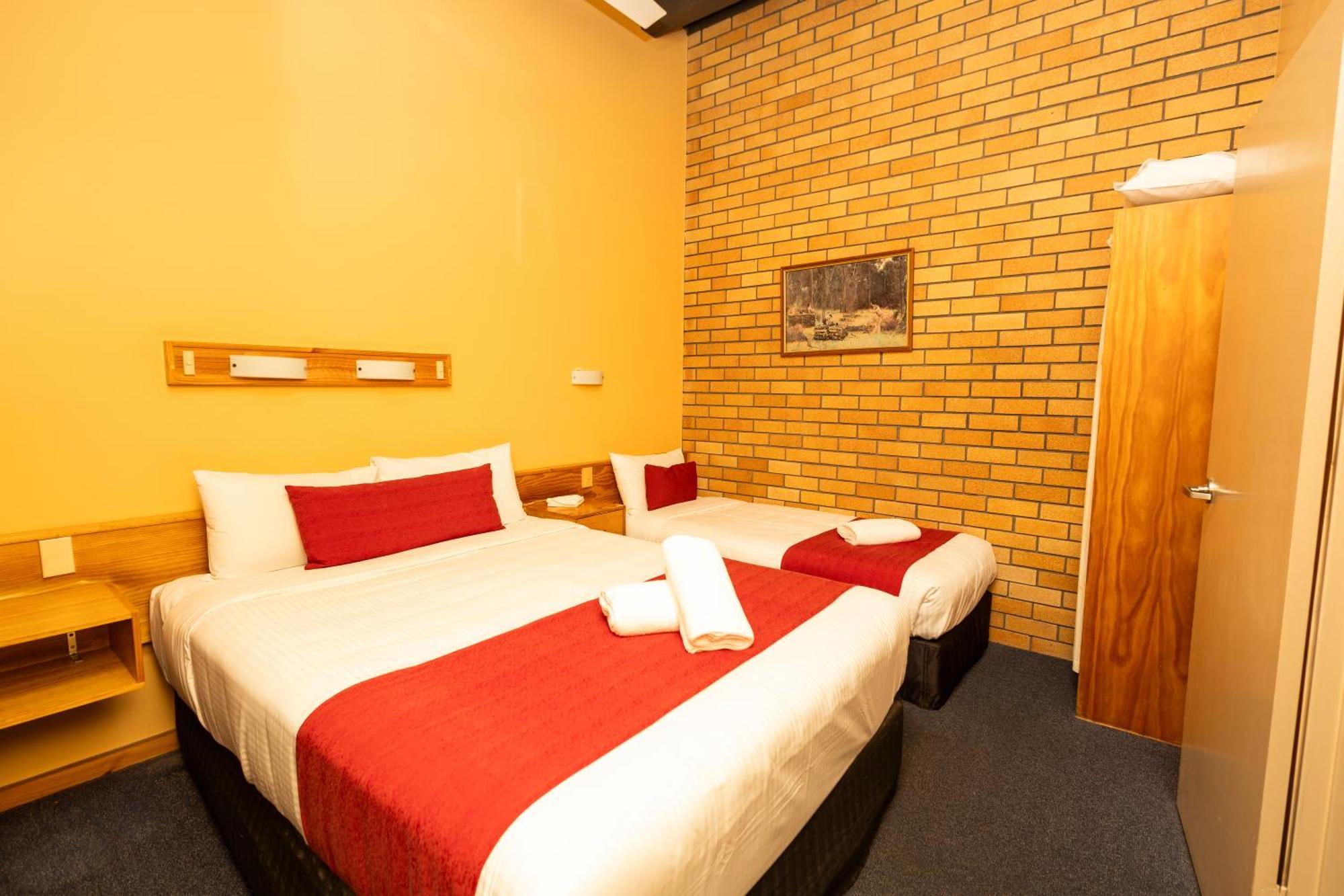 All Travellers Motor Inn Coonabarabran Kültér fotó