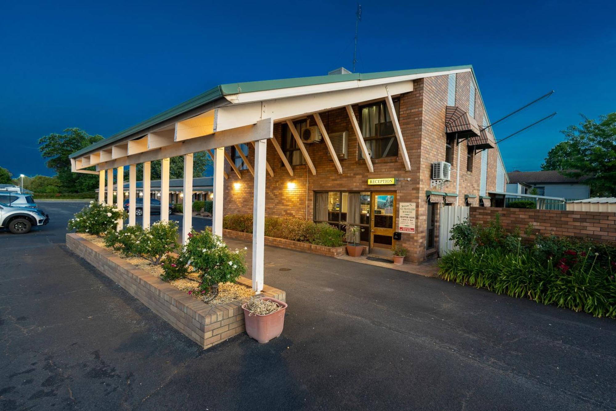 All Travellers Motor Inn Coonabarabran Kültér fotó