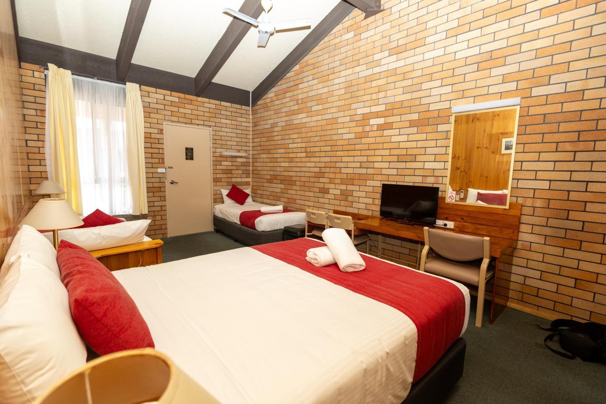 All Travellers Motor Inn Coonabarabran Kültér fotó